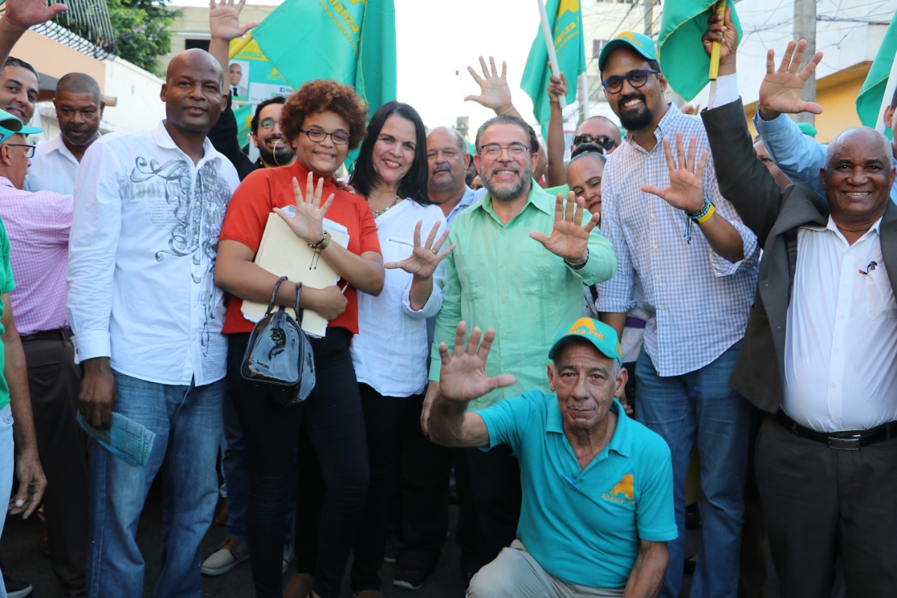 Alianza País continúa activa agenda política- Guillermo y Minou encabezaron masivo recorrido en Villa Consuelo