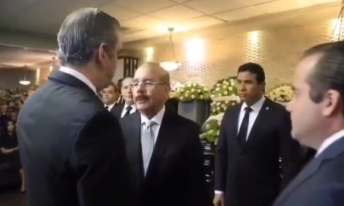 (Video): Luis Abinader, José Paliza y Roberto Fulcar dan pésame a Danilo Medina por la muerte de su padre