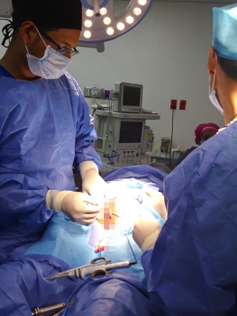 Moscoso Puello realiza cirugías de coloproctología a decenas de pacientes en un día