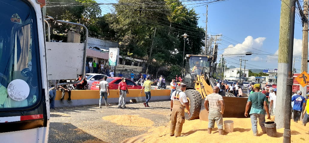 (Video): Camión cargado de maíz se vuelca en av. de Puerto Plata, tres personas resultaron lesionadas