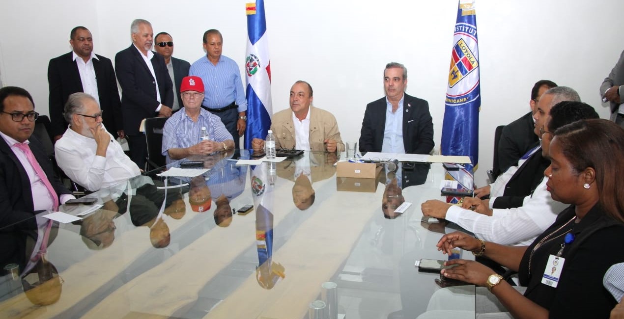 Abinader firma compromiso con sectores sociales y económicos de San Cristóbal