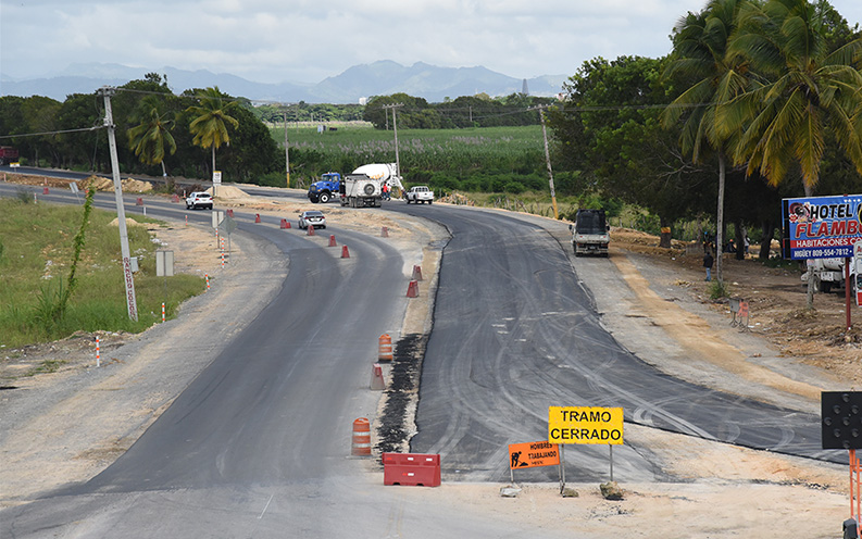 Avanzan trabajos de adecuación vial en Autopista Del Coral-Higüey