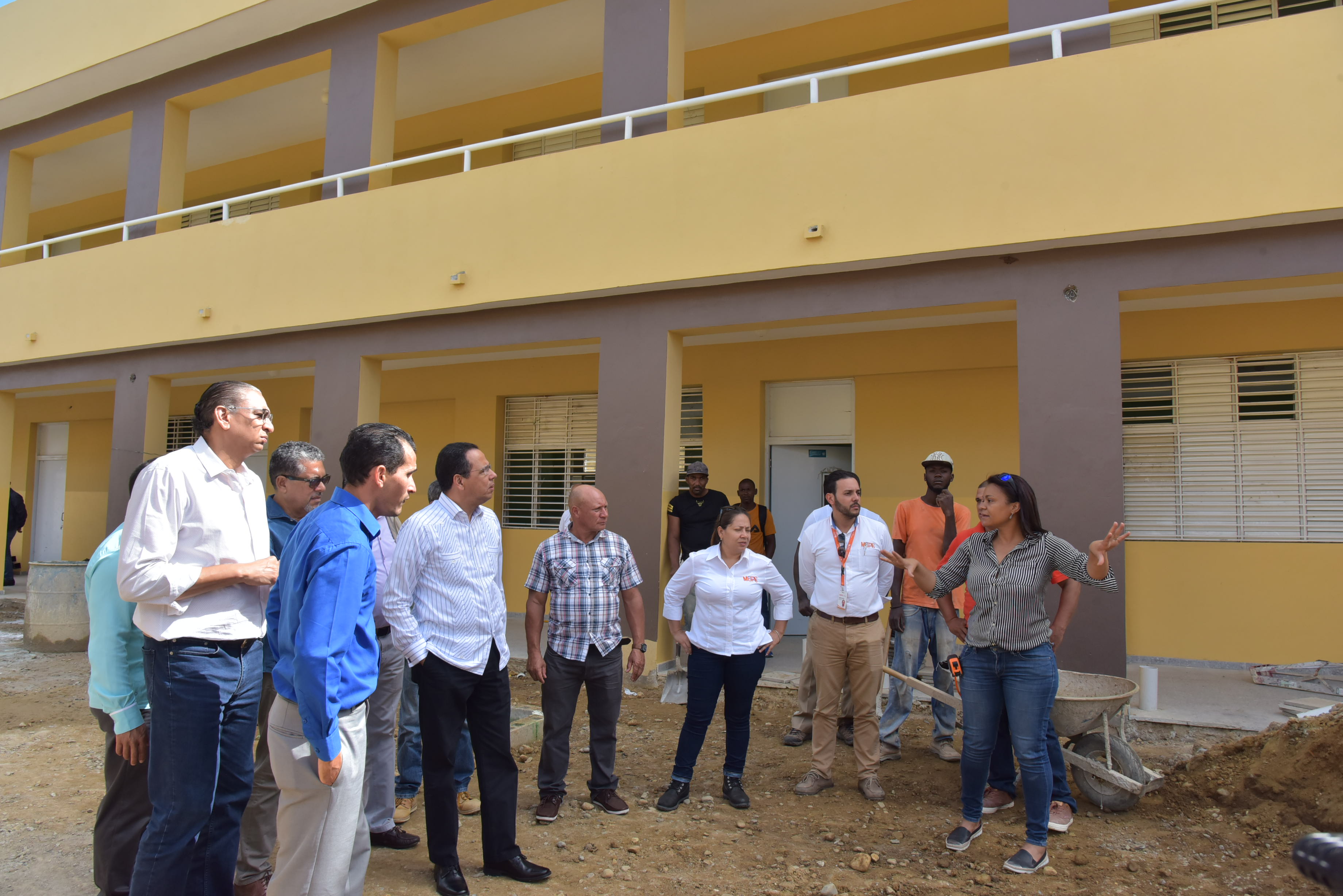 Ministro de Educación promete reactivar construcción escuelas de Santiago