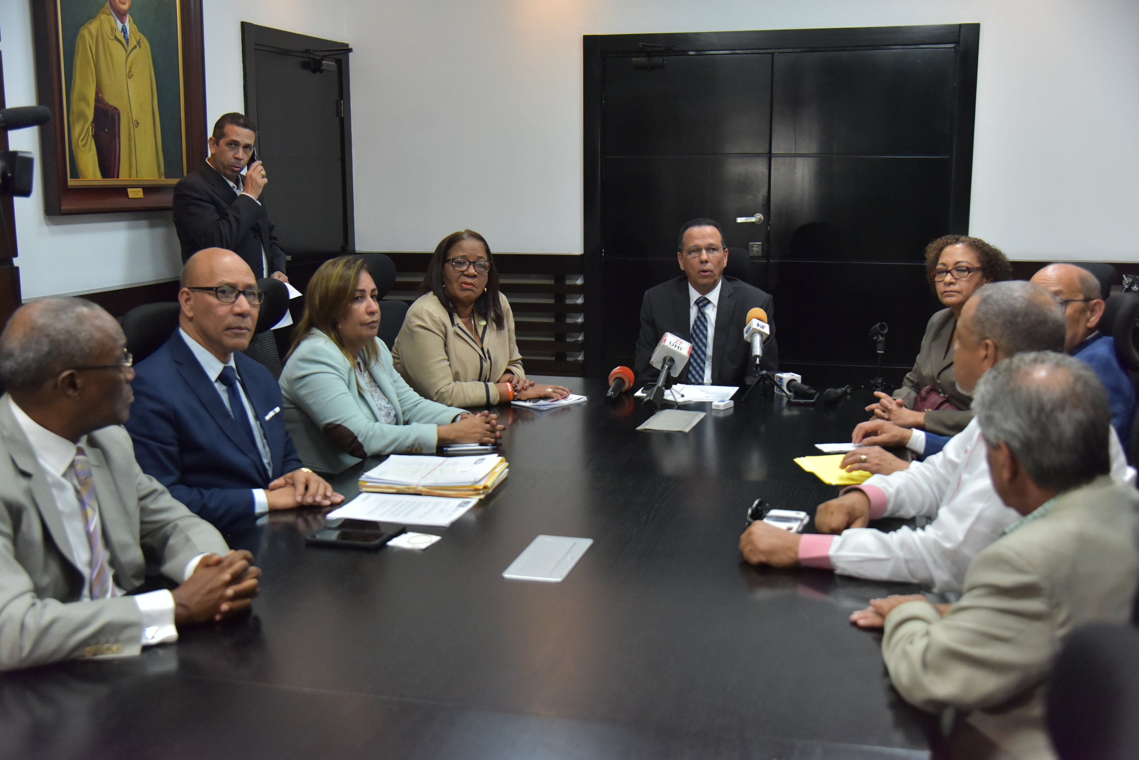 Ministro Peña Mirabal reitera está abierto al diálogo con ADP