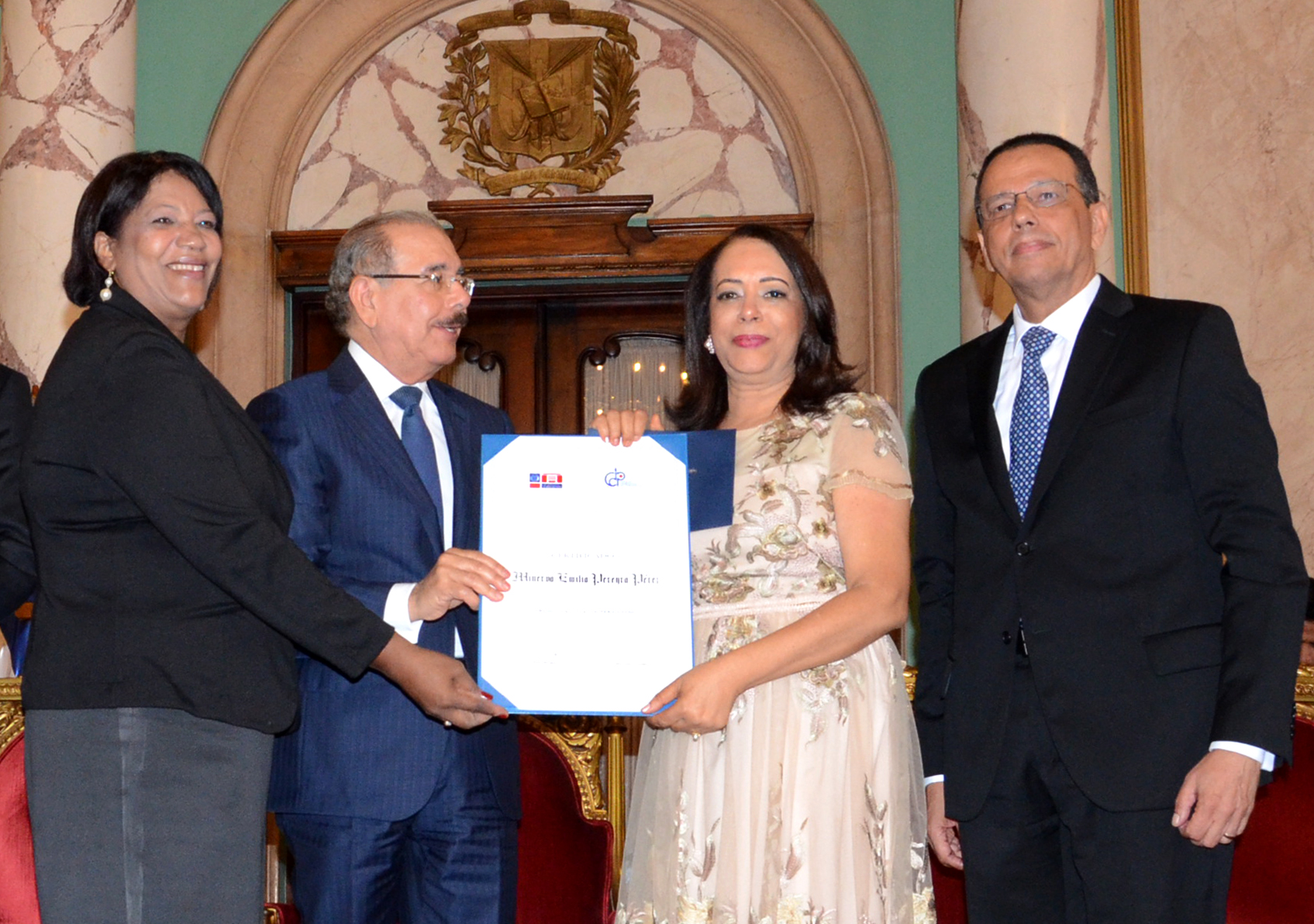 Presidente Danilo Medina entrega Premio Nacional de Periodismo 2019 a la destacada periodista Emilia Pereyra