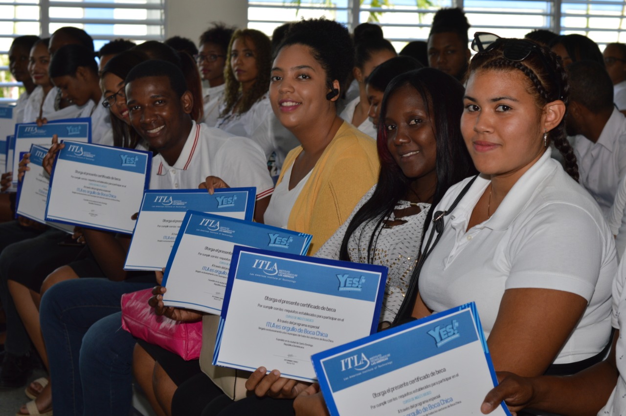 ITLA entrega más de 900 becas de inglés a munícipes de Boca Chica