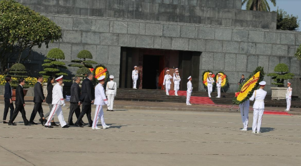 Miguel Mejía visita Mausoleo Ho Chi Minh en Vietnam; se reúne con funcionarios para fortalecer relaciones diplomáticas