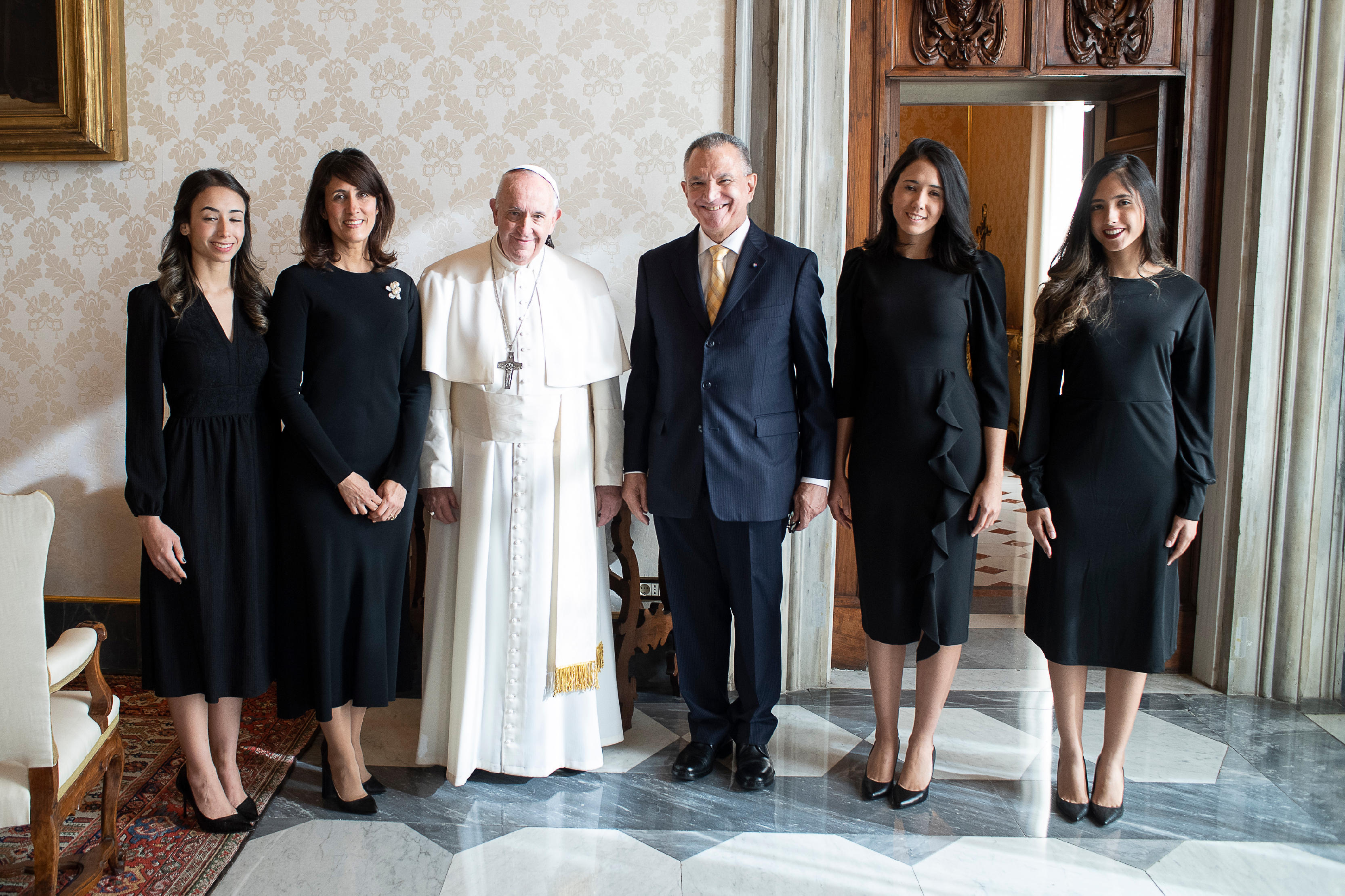 El papa recibe al embajador Grimaldi y su familia en el Vaticano
