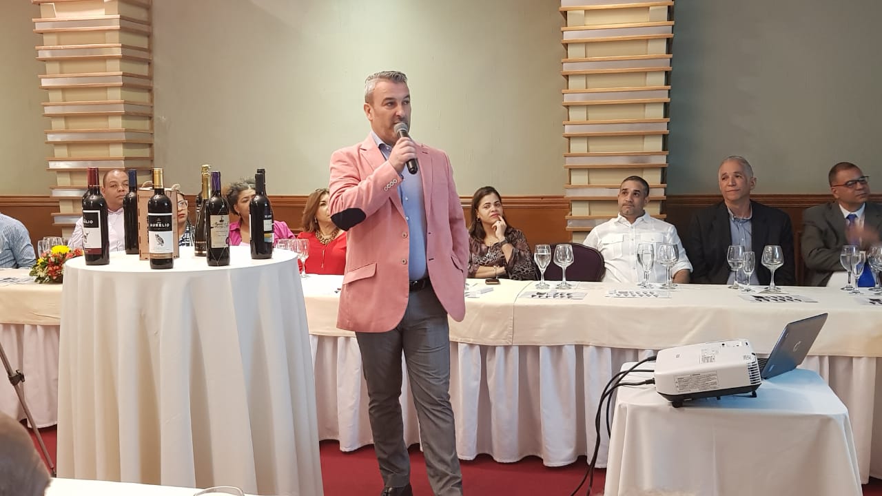 Bodegas Navarro López, de España y Bodegas Don Julián introducen al mercado dominicano los famosos vinos don Aurelio, Marinera y Alejandrino