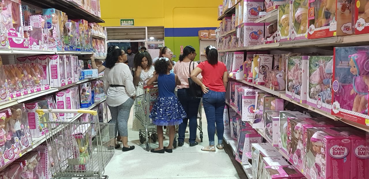 (videos): Tiendas de juguetes abarrotadas faltando tres días para los "Santos Reyes Magos"