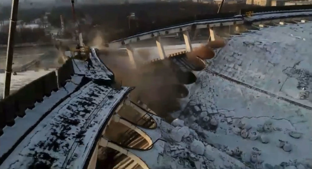 (Video): Un aterrador derrumbe de un polideportivo en San Petersburgo deja al menos un muerto