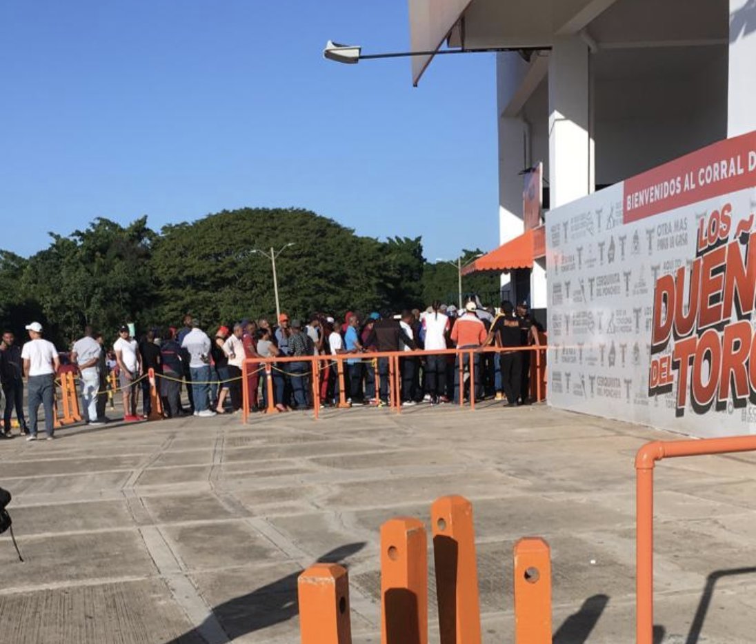 Largas filas para comprar boletas primer partido Serie Final en La Romana