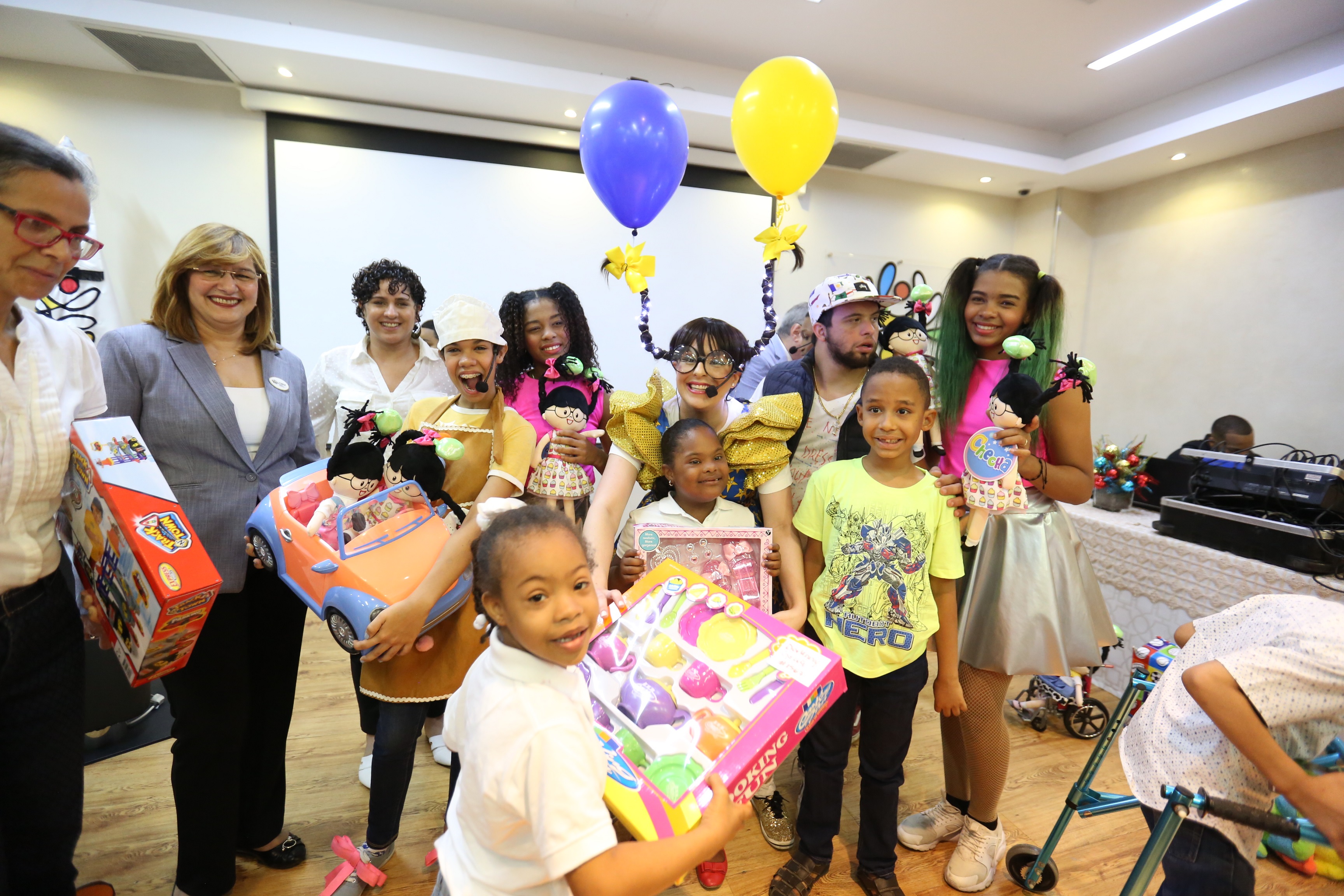 CAID recibe a niños y niñas con juguetes, canciones y bailes  en una  fiesta de integración familiar por el Día de los Reyes