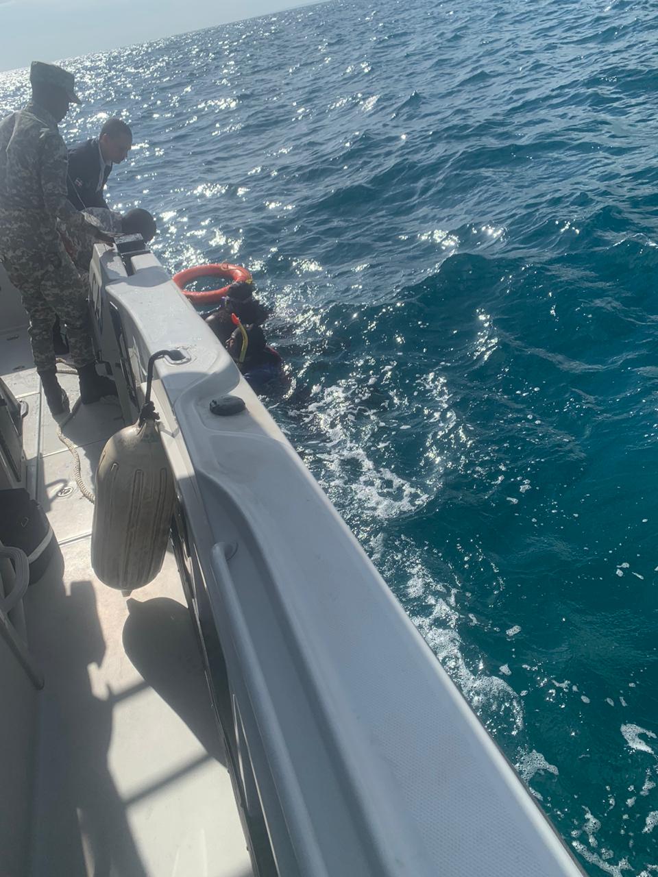 Armada Dominicana, rescata mujer se lanzó al mar en las inmediaciones del puente Juan Carlos