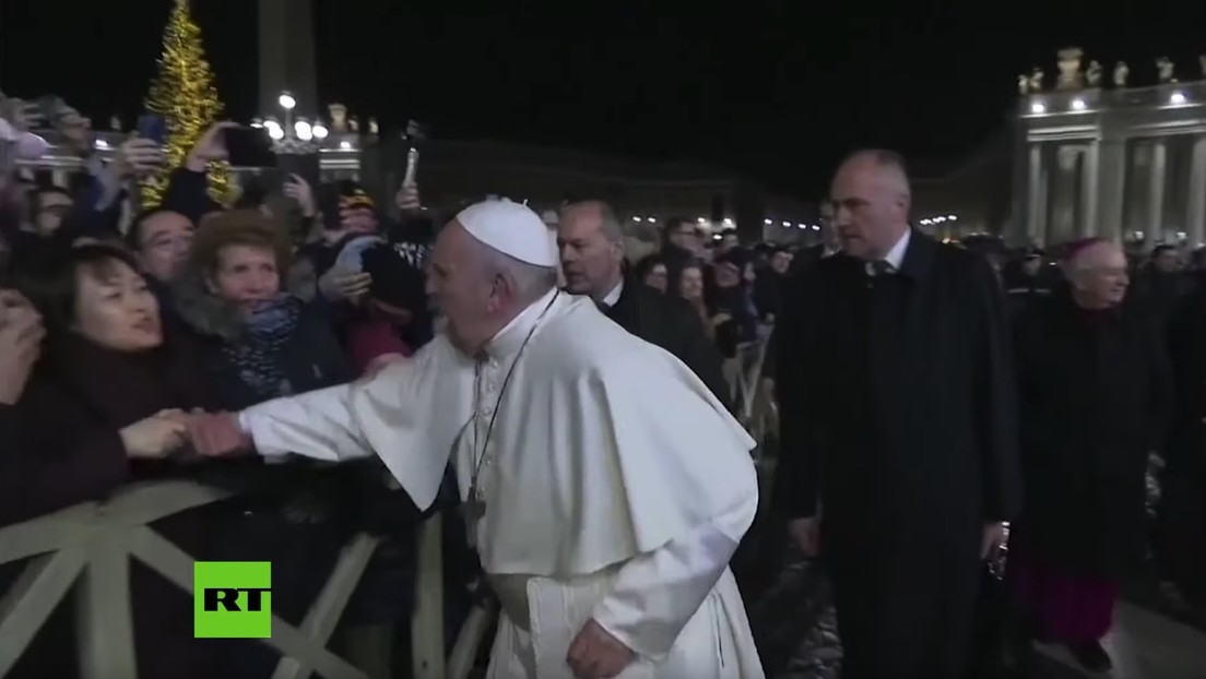 (Video): El papa Francisco da un manotazo a una feligresa en el Vaticano por agarrarle de la mano