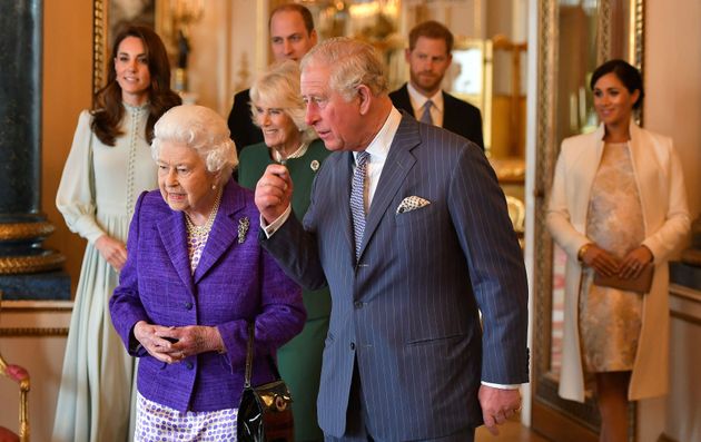 La 'cúpula' de la monarquía británica debate el futuro de Enrique y Meghan