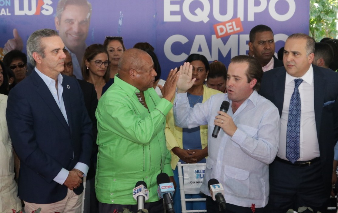 Abinader asegura “cuadro electoral sólo varía en favor del Cambio”; juramentan subdirector del Plan Social