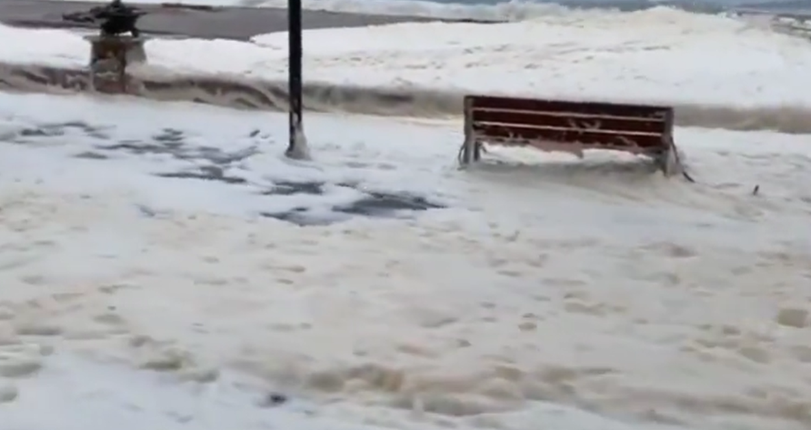 (Video): Un mar espumoso cubre de blanco el casco antiguo en una localidad de España