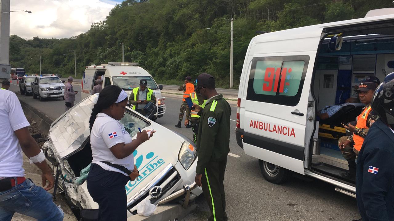 Equipo de prensa del periódico El Caribe sufre accidente