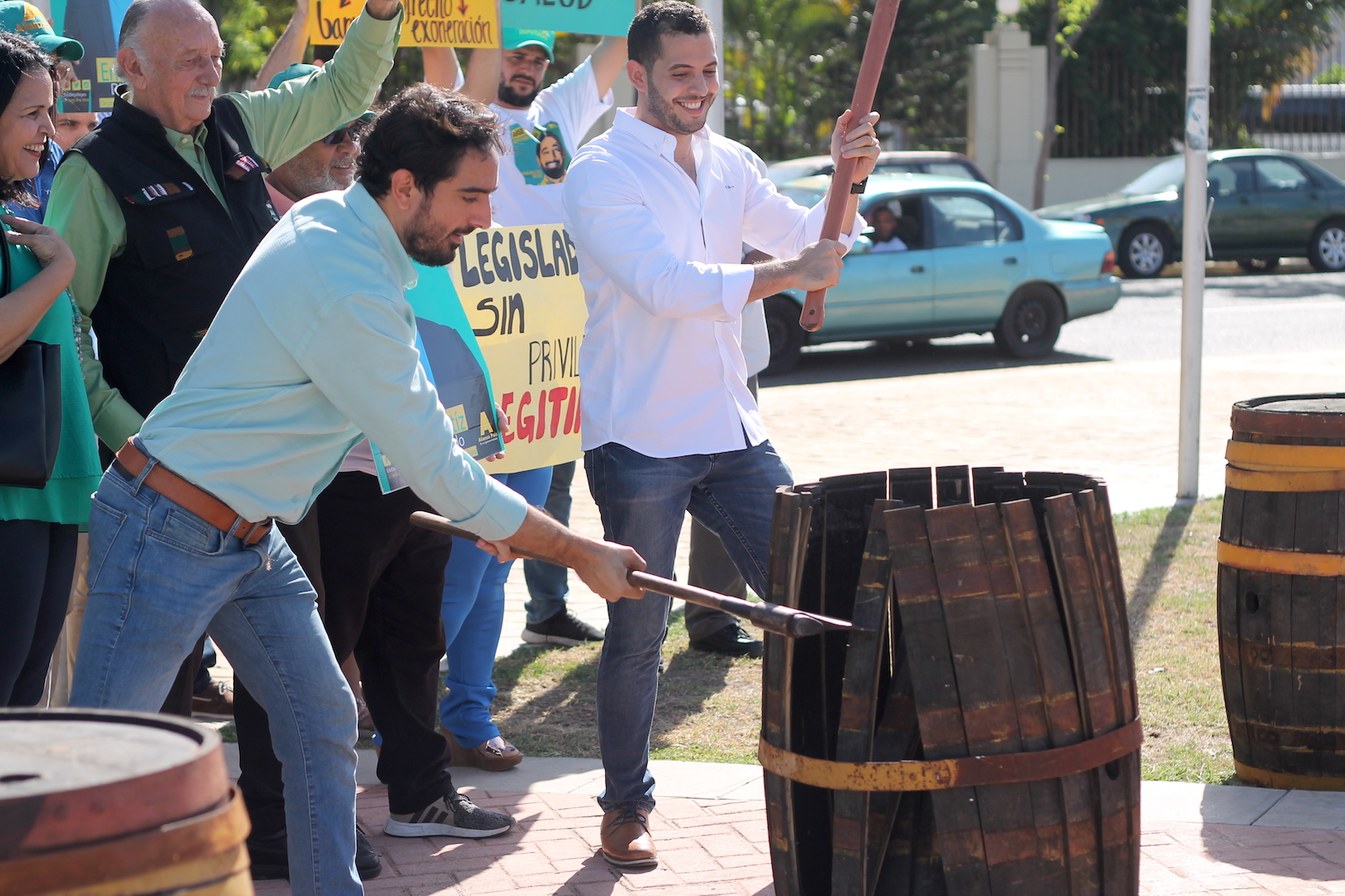 Video: Candidato a diputado José Horacio “destruye” barrilito frente al Congreso