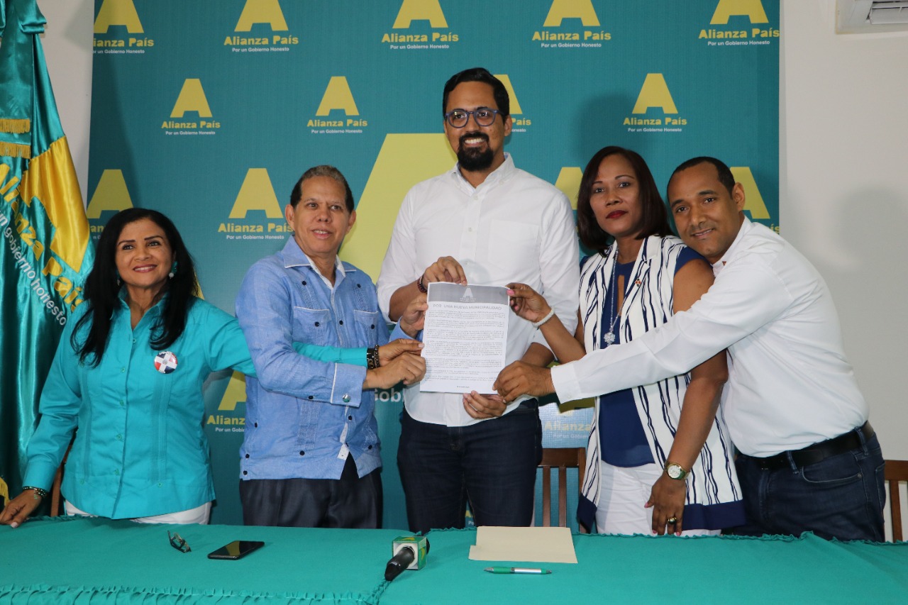 Candidatos de Alianza País firman acuerdo que promete sentar bases para nueva municipalidad