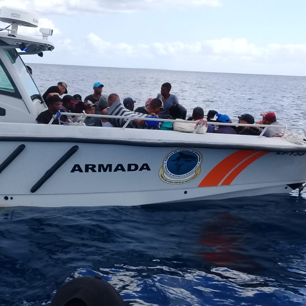 Armada intercepta embarcación ilegal