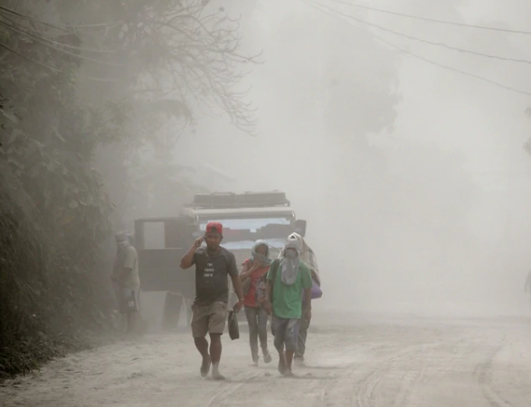 Alerta en Filipinas por el volcán Taal: comenzó a escupir lava y cenizas ante una inminente erupción “explosiva”