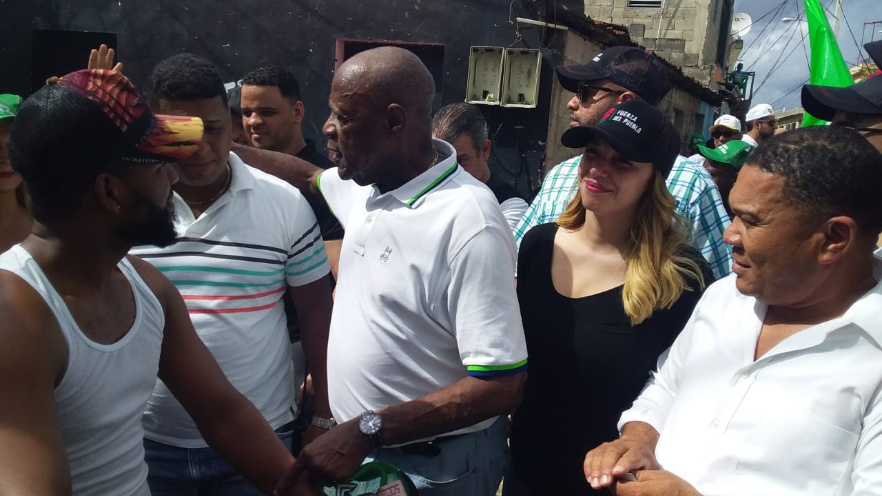 Jhonny y Hony continúan recorrido por barrios de Santo Domingo