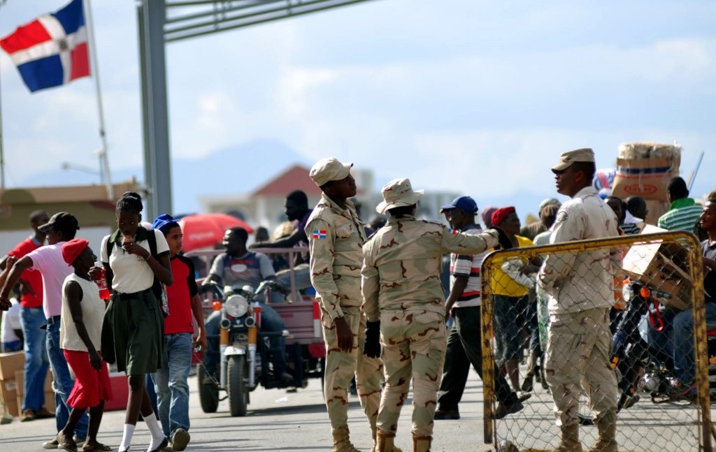 CESFRONT da asistencia médica a policías haitianos que escaparon de una turba que incendió su cuartel
