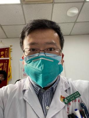Quién era Li Wenliang, el doctor que trató de alertar sobre el coronavirus (y cuya muerte causa indignación)
