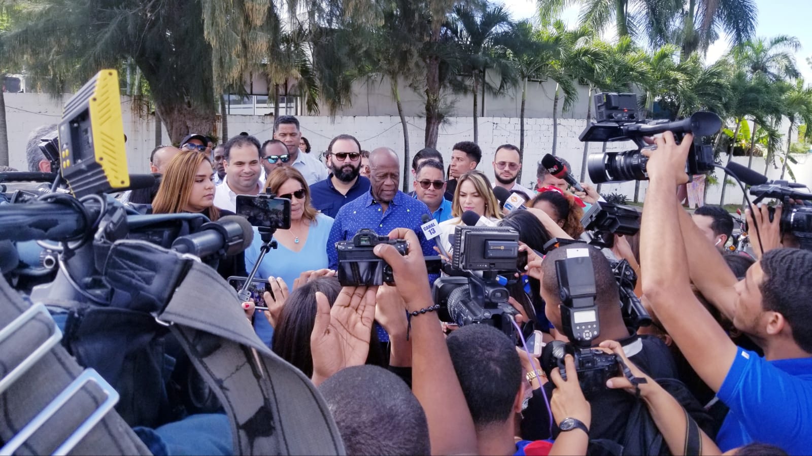Johnny Ventura emplaza a Carolina Mejía explicar al pueblo Dominicano su ausencia de la marcha por la democracia