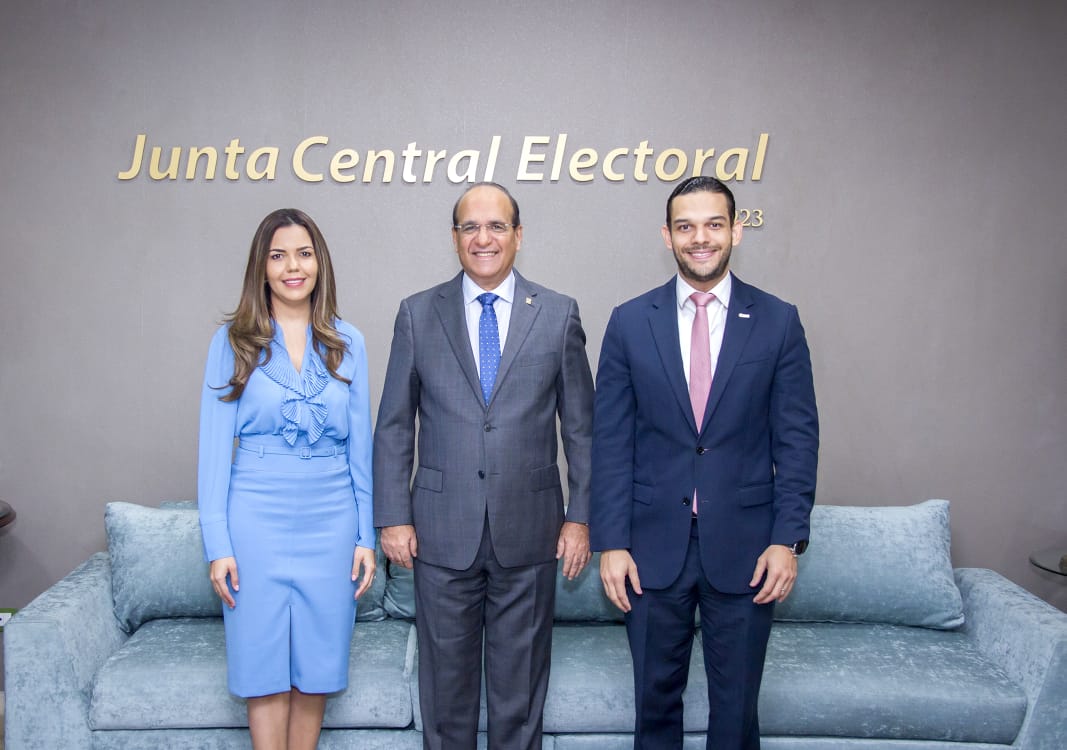 Presidente JCE recibe visita de representantes de la junta directiva de ANJE