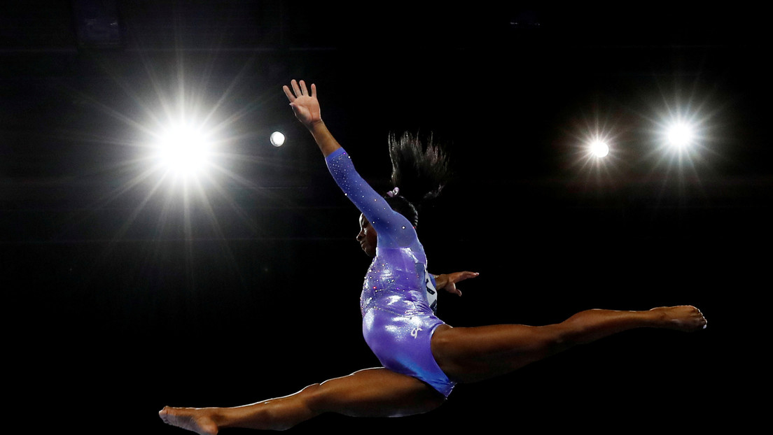 (Video): La gimnasta Simone Biles realiza un sorprendente salto nunca antes ejecutado por una mujer