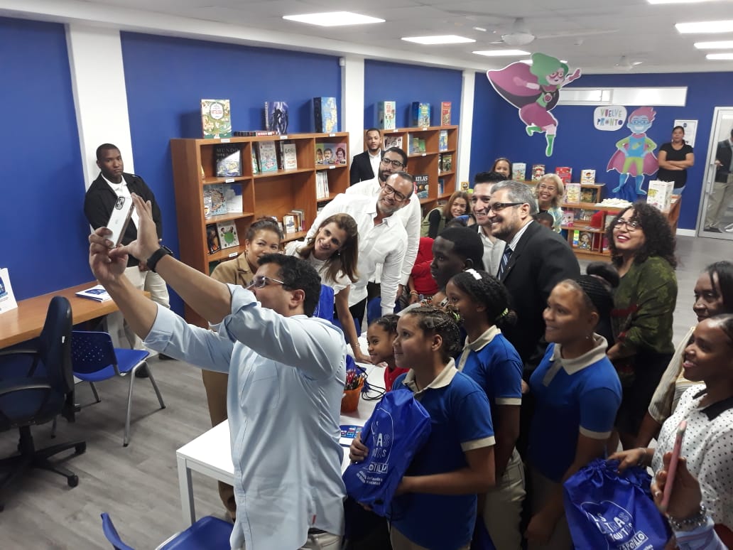 Sector privado entrega biblioteca infantil en Capotillo al alcalde David Collado