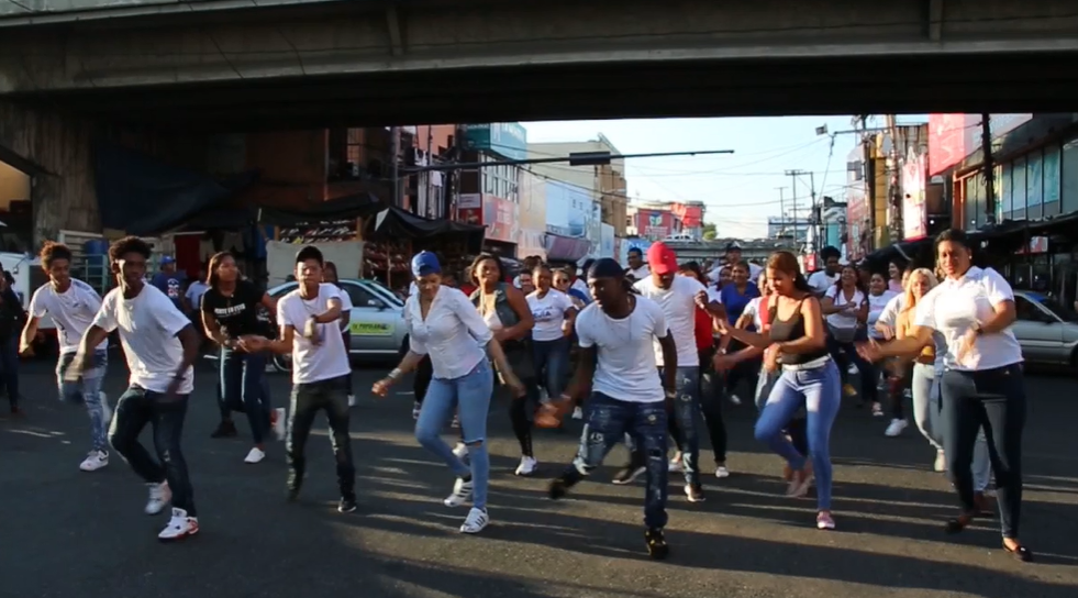 Jóvenes protestan bailando contra la delincuencia