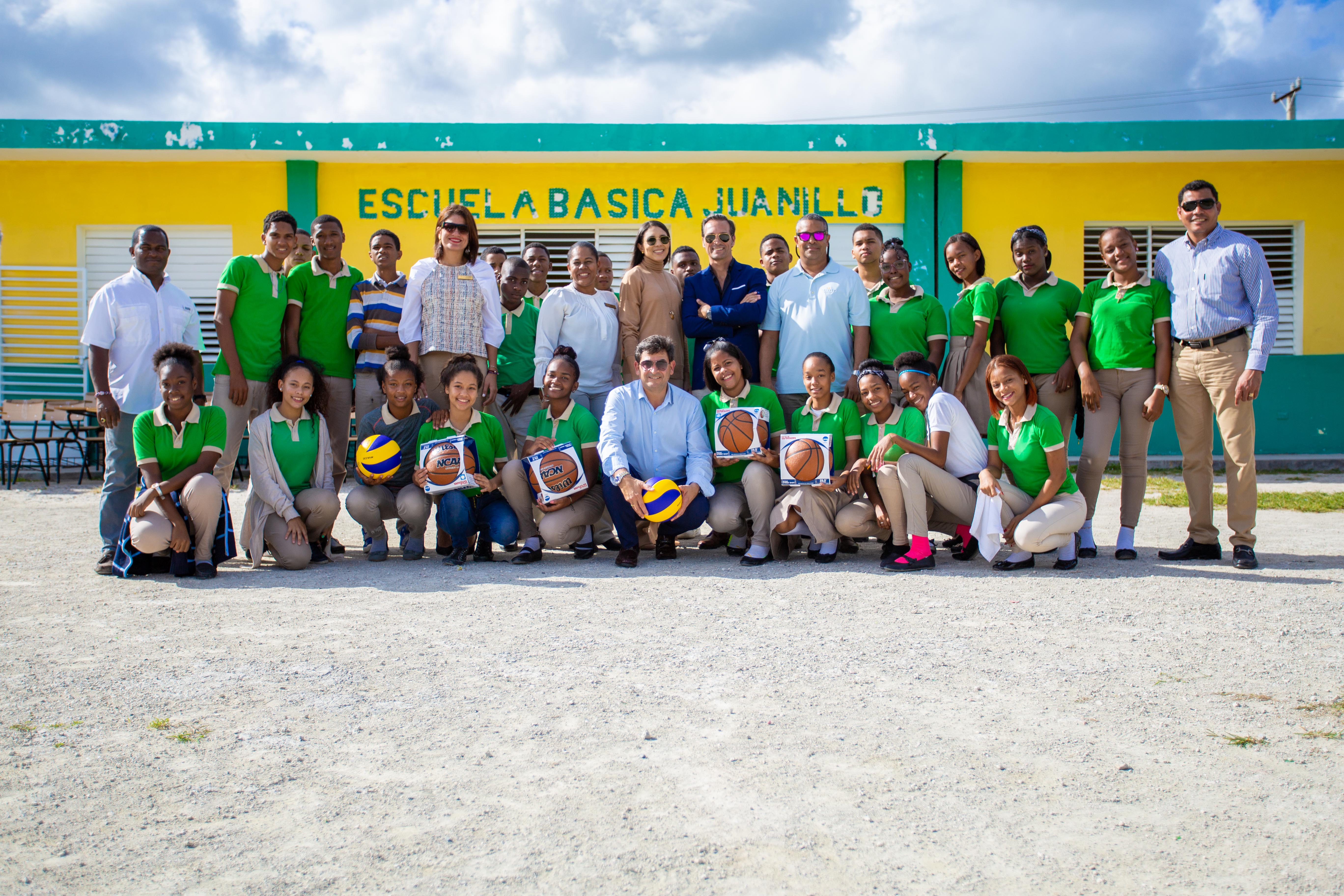 Secrets Cap Cana entrega materiales para remozamiento de escuela en Juanillo