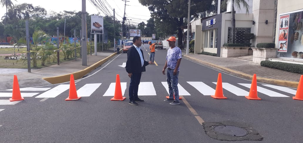 Amplio programa de señalizaciones viabiliza tránsito ciudad de Santiago