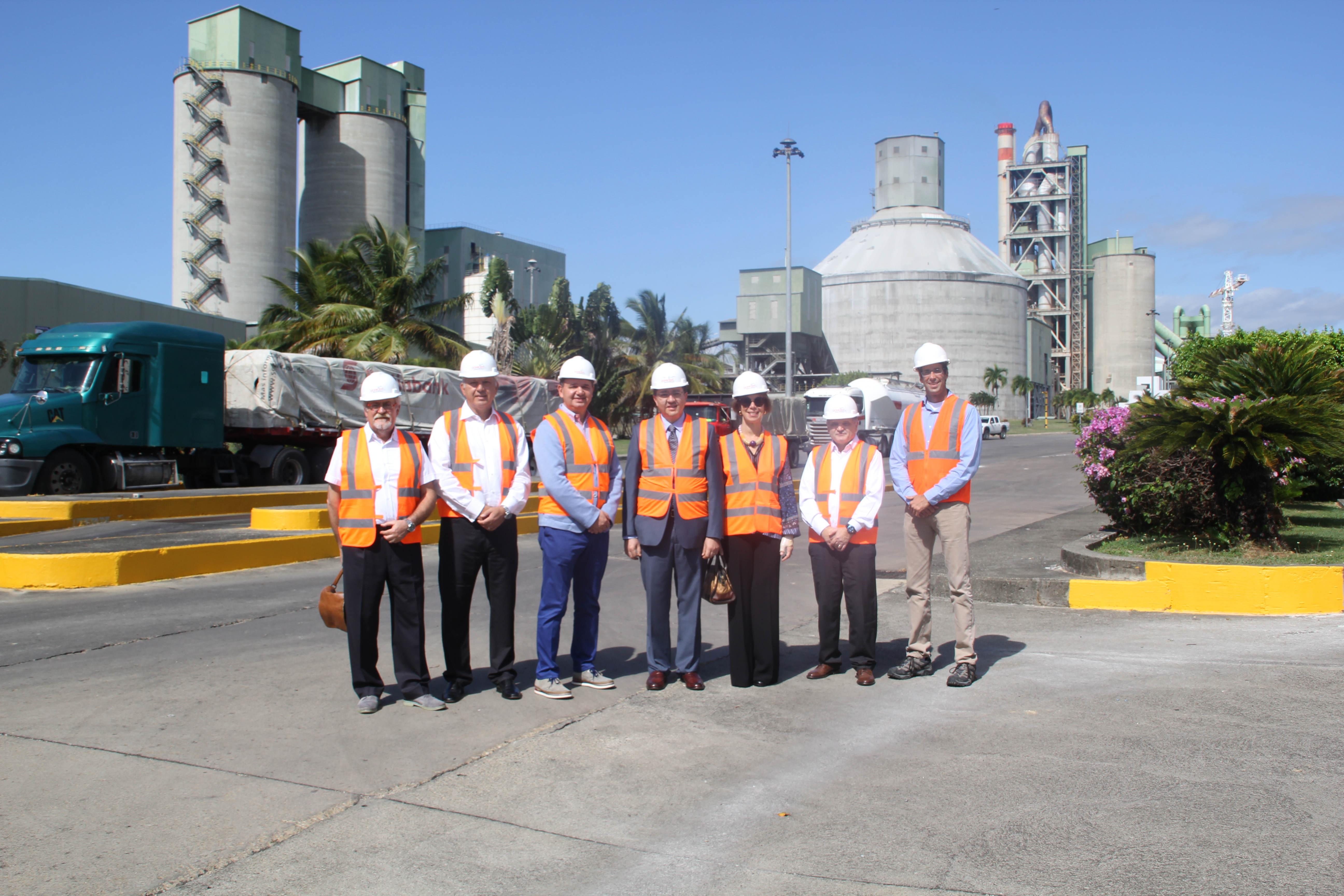 Embajador de Italia visita planta de producción cementera de Domicem