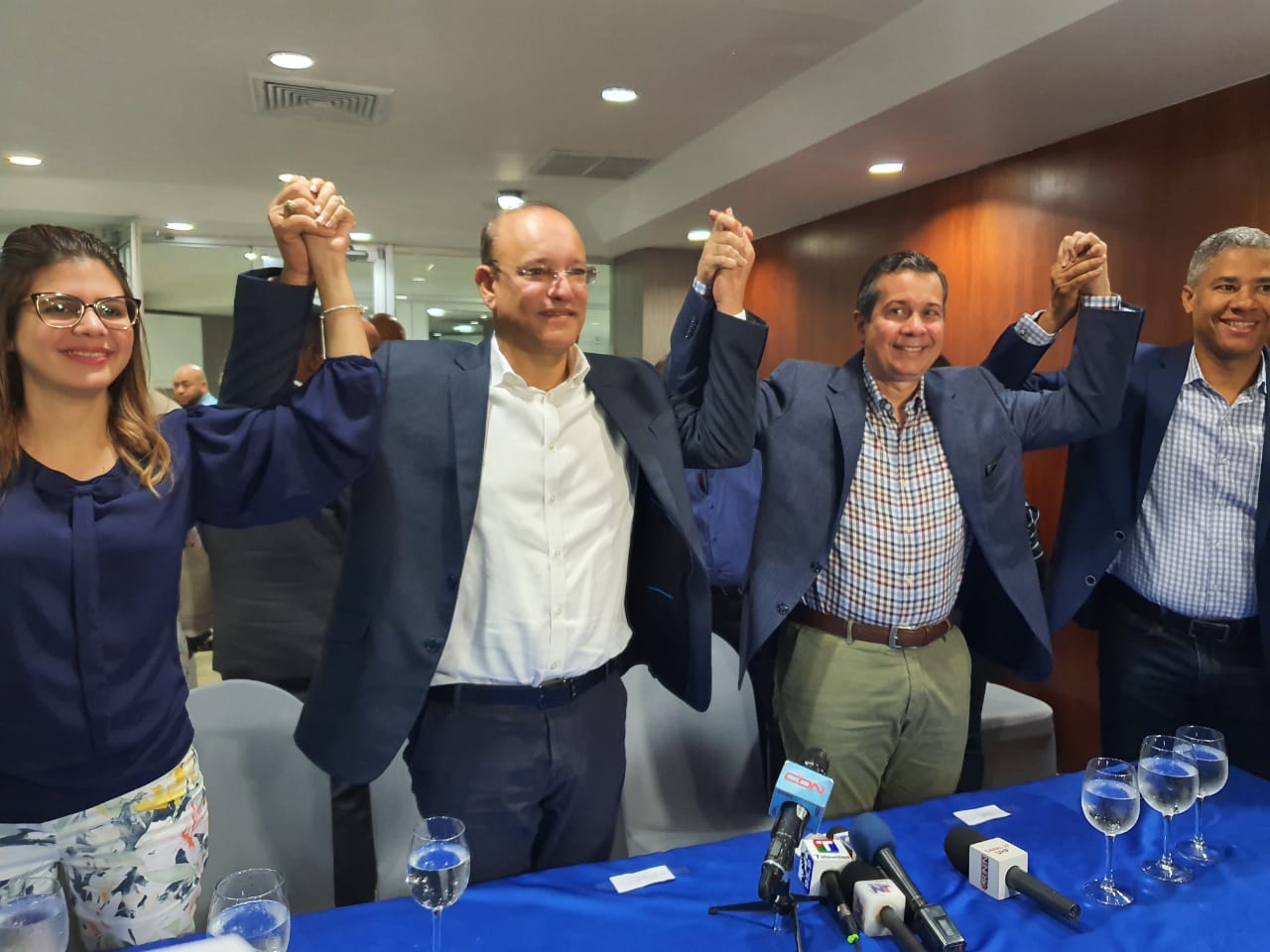 Jorge Mera se reúne con dirigencia del PRM en Santiago