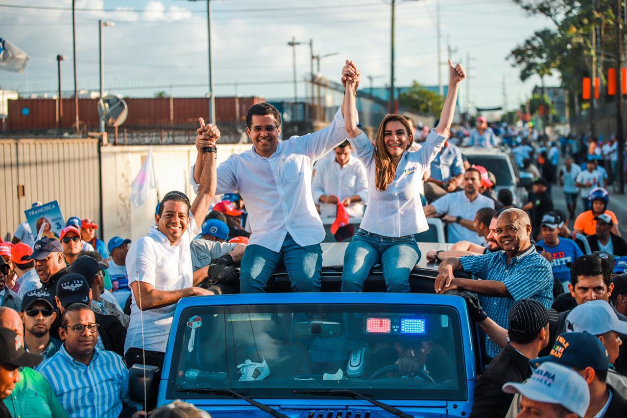 David Collado acompaña a Carolina Mejía en marcha caravana de cierre de campaña por alcaldía del DN