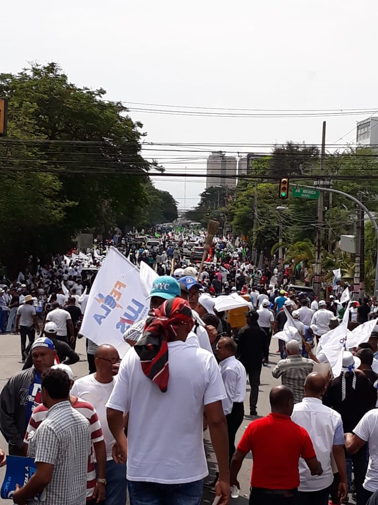 Oposición reúne a miles de ciudadanos en la marcha por la democracia