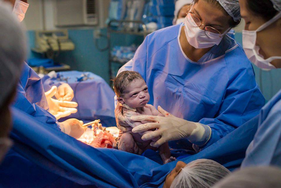 “Nació para ser un meme”: recién nacida se vuelve viral tras su primera fotografía enojada