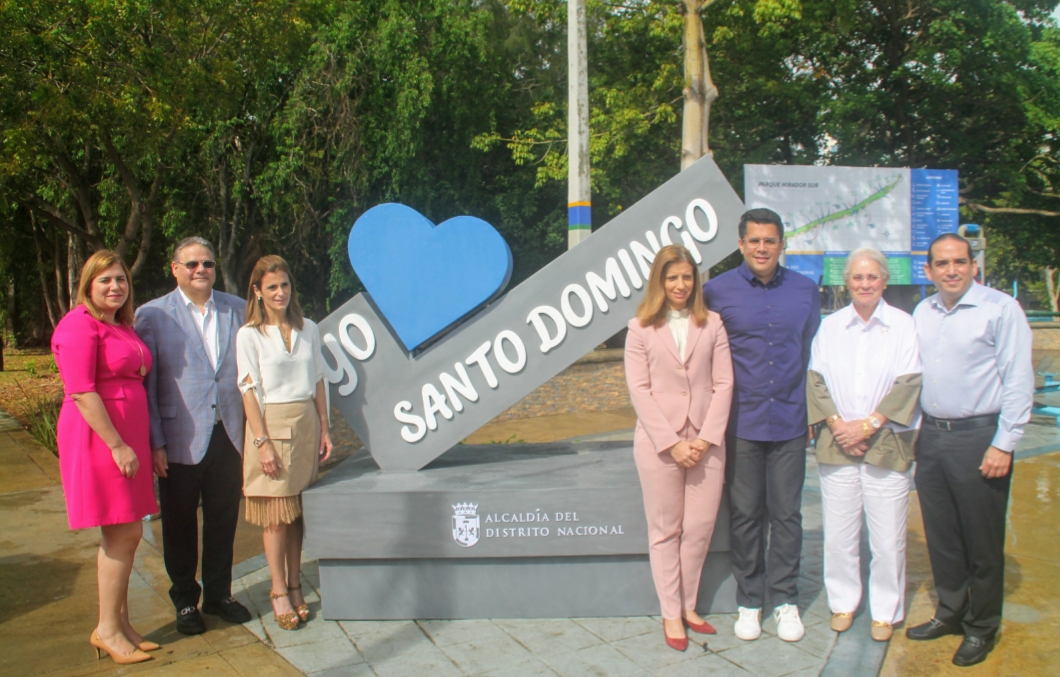 Collado entrega reconocimiento a pintores y empresas que financiaron reconstrucción Avenida de la Salud