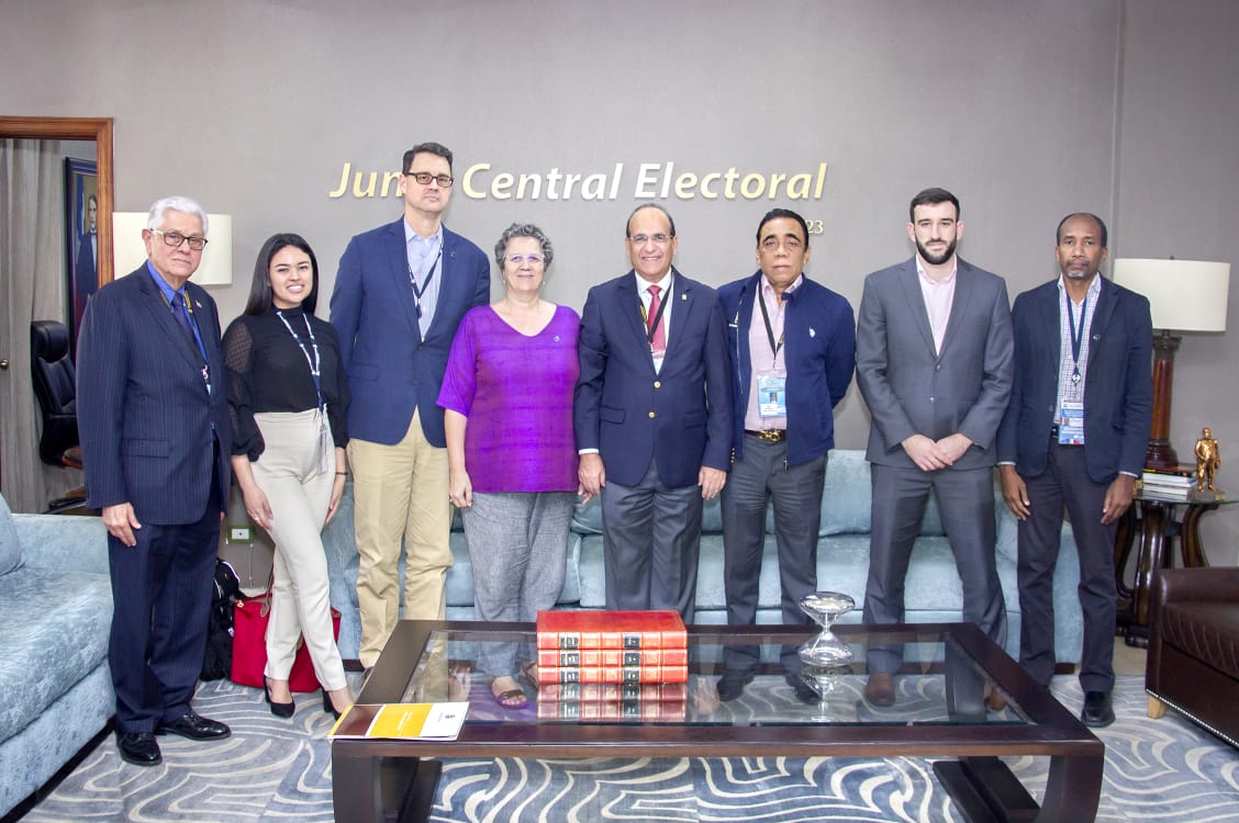 JCE presenta modelo de Voto Automatizado para Elecciones Municipales a observadores electorales de la OEA