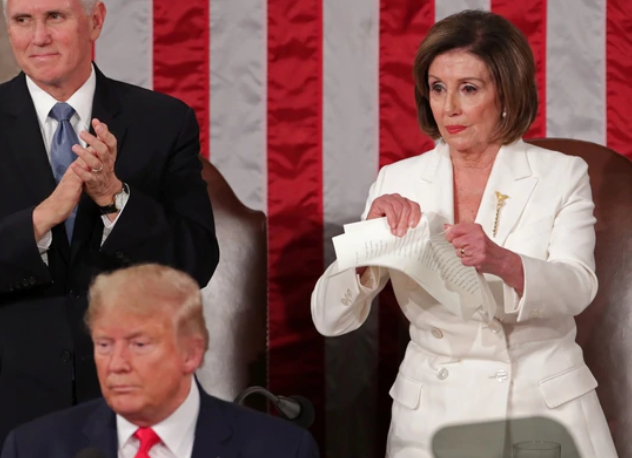 Duelo de gestos en el Congreso: Donald Trump eludió el saludo con Nancy Pelosi y ella rompió su discurso sobre el Estado de la Unión