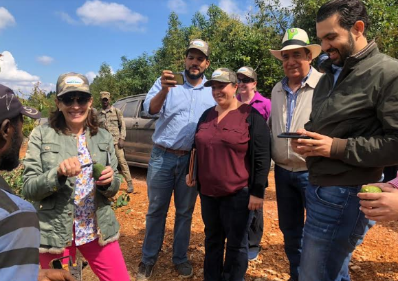 Embajadora de los Estados Unidos visita proyecto agroforestal MACAPI