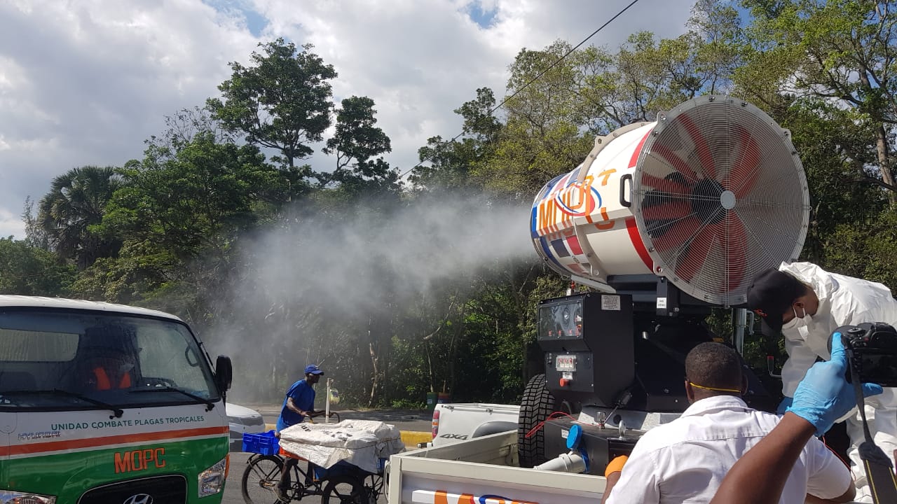 Obras Públicas realiza operativo de desinfección en el Distrito Nacional