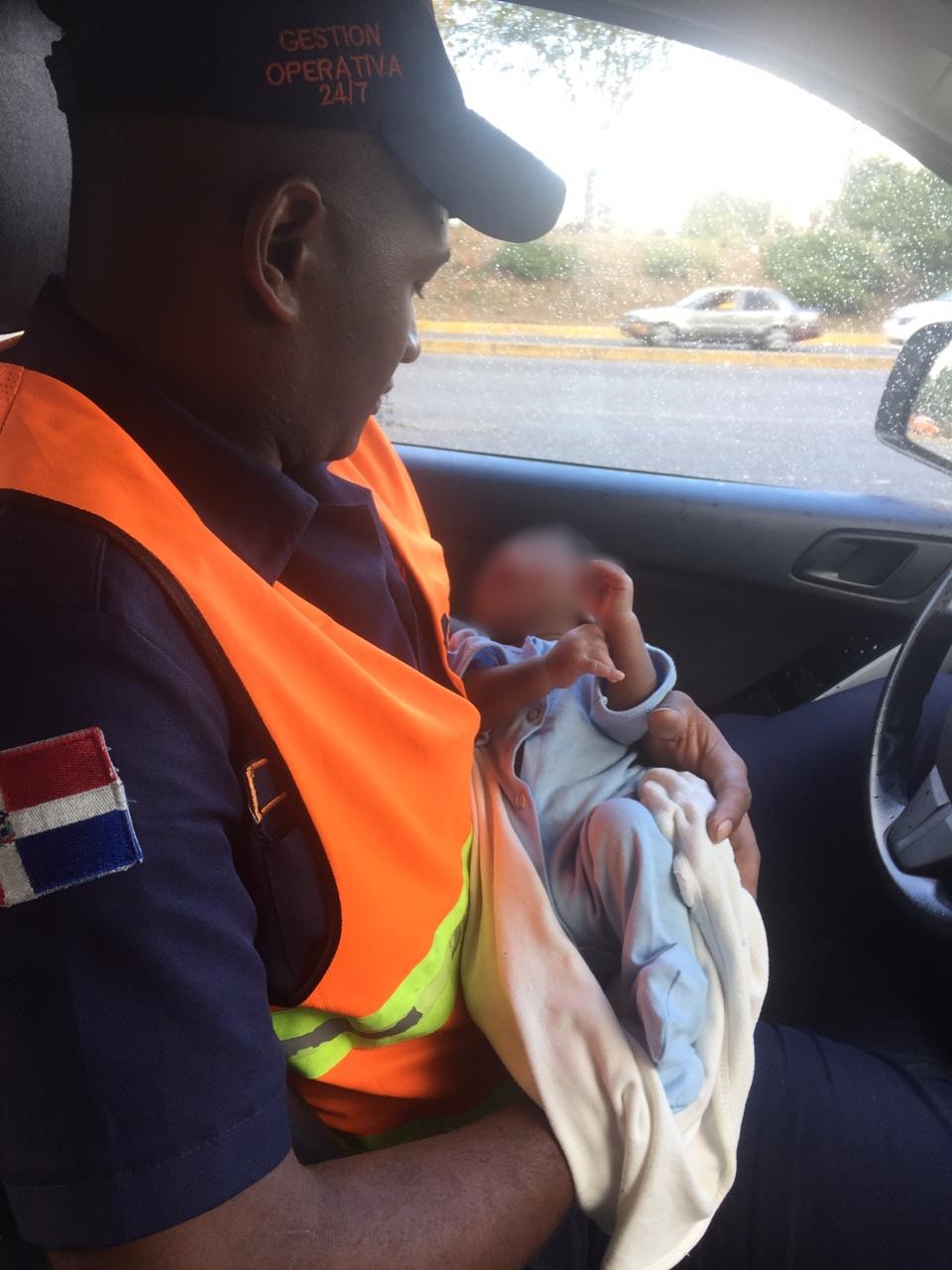 Unidad MOPC rescata bebé abandonado en la Prolongación 27 de Febrero