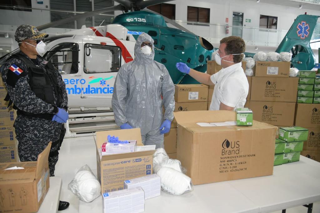 Video | Gonzalo Castillo dona a la Policía Nacional 15,500 mascarillas, 120,000 guantes y 80 trajes de bioseguridad