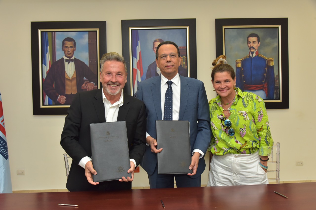 Ricardo Montaner firma acuerdo con el Minerd para construir una escuela en Samaná